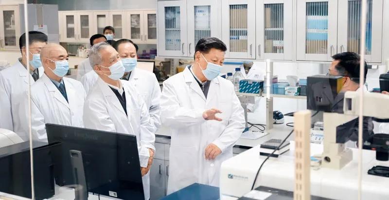△3月2日,习近平在军事医学研究院重大疫情应急防控药物研究室了解疫苗和抗体研制情况。