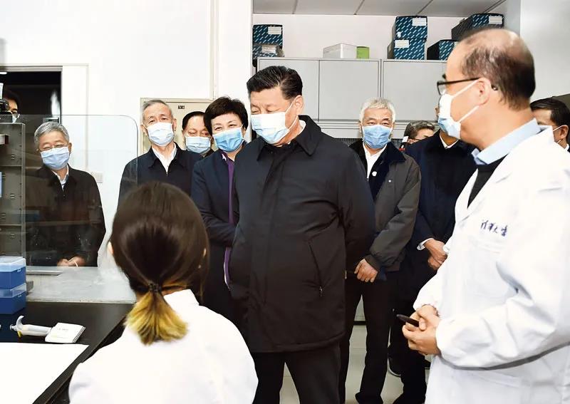 △3月2日,习近平在清华大学医学院全球健康与传染病研究中心同科研人员交谈。