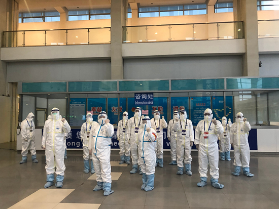 近日,北京科技大学大学生志愿者团队在新国展防控一线。北京科技大学供图