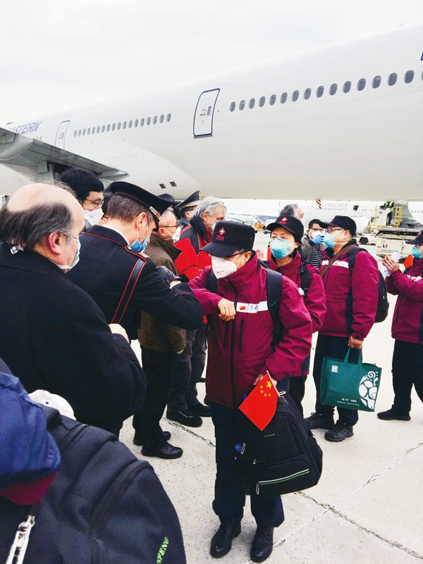 2020年3月25日,在意大利米兰马尔奔萨机场,意方人员以“击肘”的方式欢迎中国第三批赴意大利抗疫医疗专家组成员的到来。中国第三批赴意大利抗疫医疗专家组一行14人25日抵达米兰马尔奔萨机场。专家组由国家卫生健康委员会组建,成员由福建省卫健委选派,并随所乘飞机携带了呼吸机、监护仪、口罩等中方捐助的医疗物资。 新华社发