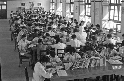 △1959年,学生们在西迁后的交大校园图书馆阅览室内学习。