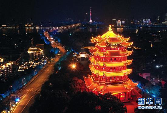 4月7日,开启了灯光照明的武汉黄鹤楼(无人机照片)。 新华社记者 李贺 摄