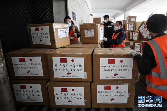3月15日,辽宁省向日本和韩国捐赠的防疫物资分别搭乘两架中国南方航空的航班运往两国,这是工作人员将完成分类的捐赠物资入库。 新华社记者 潘昱龙 摄