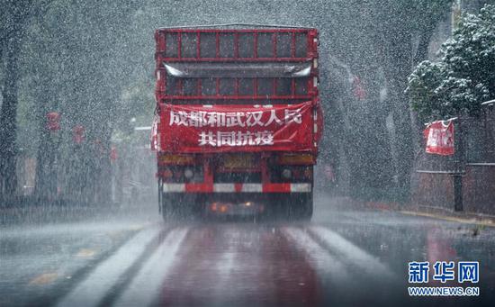 2月15日,运送成都市成华区捐赠武汉消毒液的卡车在武汉市区行驶。 新华社记者 王毓国 摄