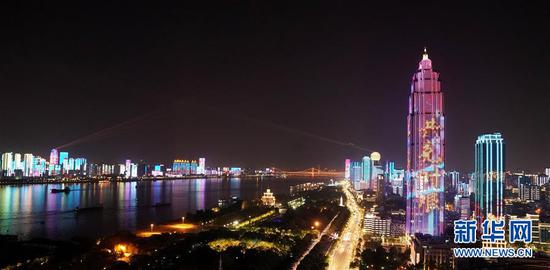 武汉夜晚的“战疫灯光秀”(4月14日摄)。 新华社记者 王毓国 摄